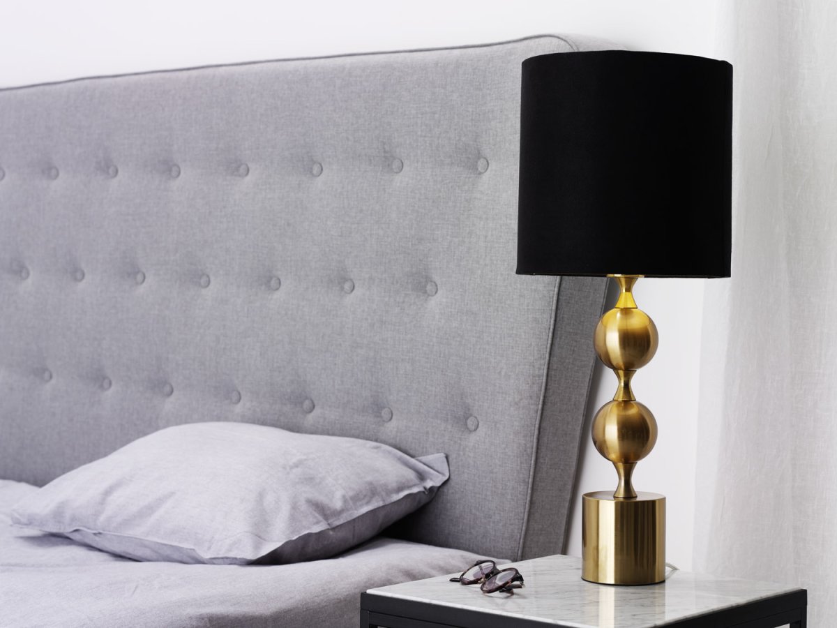 Prakt 60cm Latón cepillado lámpara de mesa De Cottex - La magn&iacute;fica l&aacute;mpara de mesa realizada en metal y textil es una l&aacute;mpara elegante y llamativa que a&ntilde;ade un toque sofisticado a la estancia.