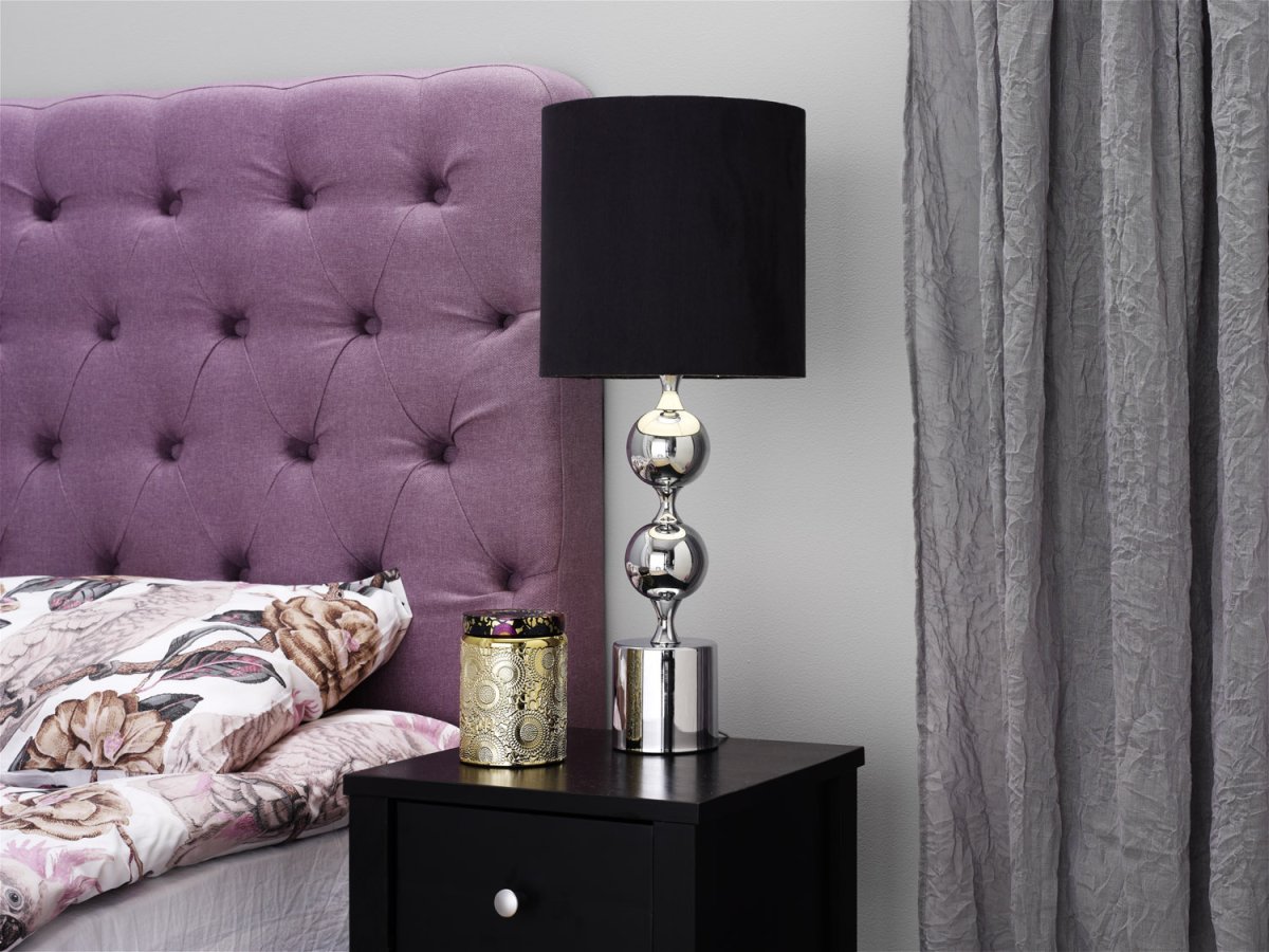 Prakt 60cm Cromo lámpara de mesa De Cottex - La magn&iacute;fica l&aacute;mpara de mesa realizada en metal y textil es una l&aacute;mpara elegante y llamativa que a&ntilde;ade un toque sofisticado a la estancia.