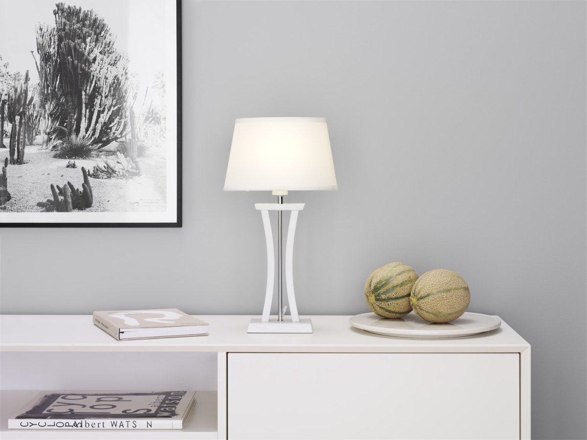 New Chelsea 47cm Blanco lámpara de mesa De Cottex - La pantalla de tejido blanco difunde una luz agradable, mientras que la forma &uacute;nica de la base de la l&aacute;mpara a&ntilde;ade un toque noble.