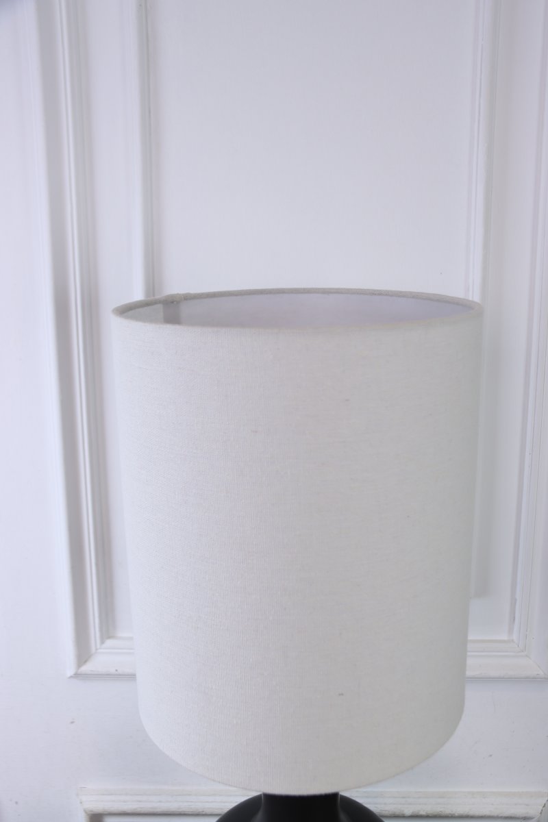 Lill Boda 52cm Negro lámpara de mesa De Nordic Lighting - La elegante l&aacute;mpara de mesa de cer&aacute;mica Lill Boda cautiva con su base lisa y negra, que le confiere una apariencia suave y armoniosa.