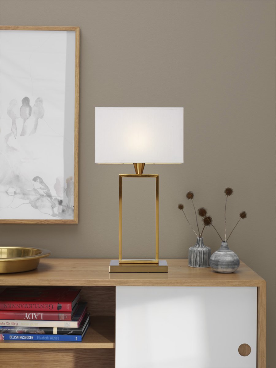 Kensington 50cm Latón lámpara de mesa De Cottex - La lámpara de mesa Kensington, fabricada en metal y tela, combina el minimalismo moderno con una elegancia sofisticada.