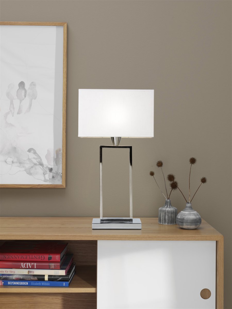 Kensington 50cm Cromo lámpara de mesa De Cottex - La lámpara de mesa Kensington, fabricada en metal y tela, combina el minimalismo moderno con una elegancia sofisticada.