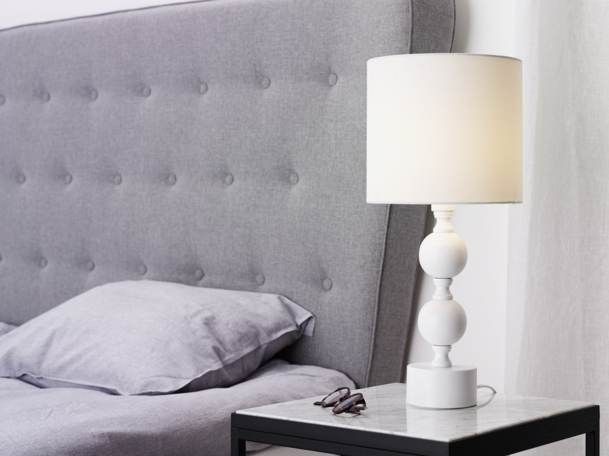 Pompa 46cm Blanco lámpara de mesa De Cottex - La lámpara de mesa Pompa realizada en metal y textil es una lámpara elegante y llamativa que aporta un toque sofisticado a cualquier estancia.