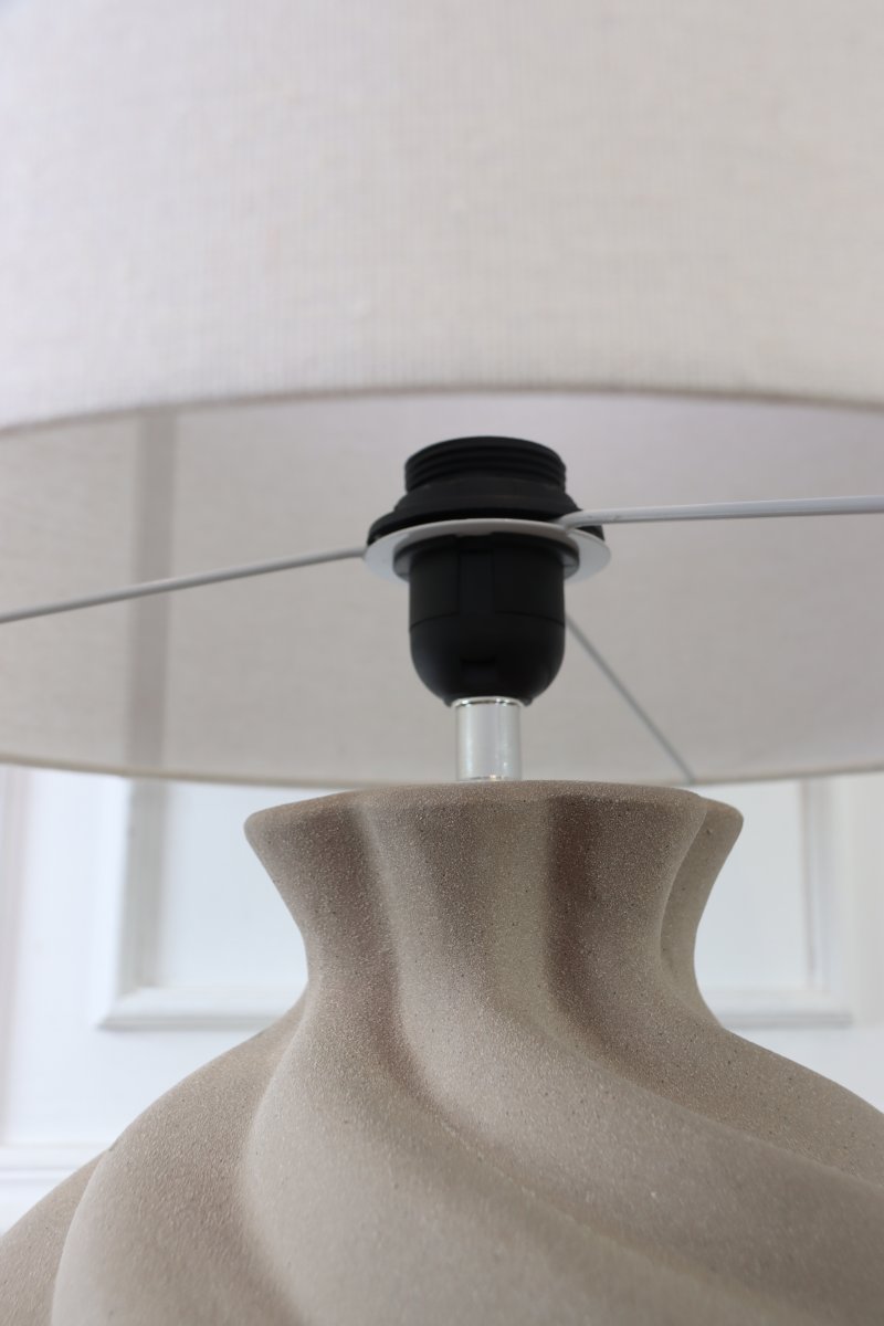 Vindel 52cm Arena lámpara de mesa De Lampan - La l&aacute;mpara incluye un cable de pl&aacute;stico negro de 1,8 m de longitud, un interruptor y un enchufe.