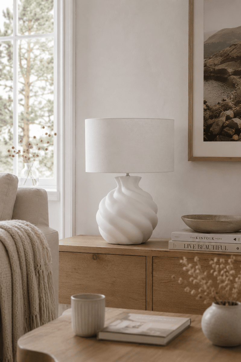 Vindel 52cm Blanco lámpara de mesa De Lampan - La l&aacute;mpara de mesa Vindel es una l&aacute;mpara decorativa que combina elegantemente forma y estructura.