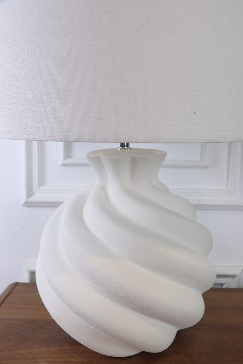 Vindel 52cm Blanco lámpara de mesa De Lampan - La l&aacute;mpara de mesa Vindel es una l&aacute;mpara decorativa que combina elegantemente forma y estructura.