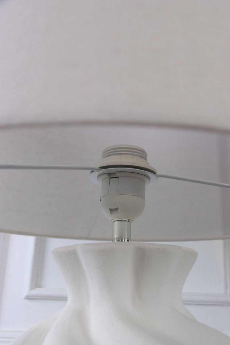 Vindel 52cm Blanco lámpara de mesa De Lampan - La l&aacute;mpara de mesa Vindel es una l&aacute;mpara decorativa que combina elegantemente forma y estructura.