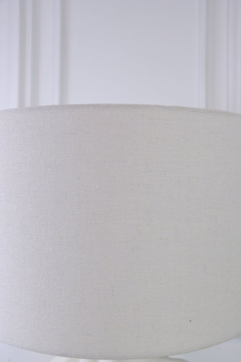 Vindel 52cm Blanco lámpara de mesa De Lampan - La l&aacute;mpara de mesa Vindel es una l&aacute;mpara decorativa que combina elegantemente forma y estructura.