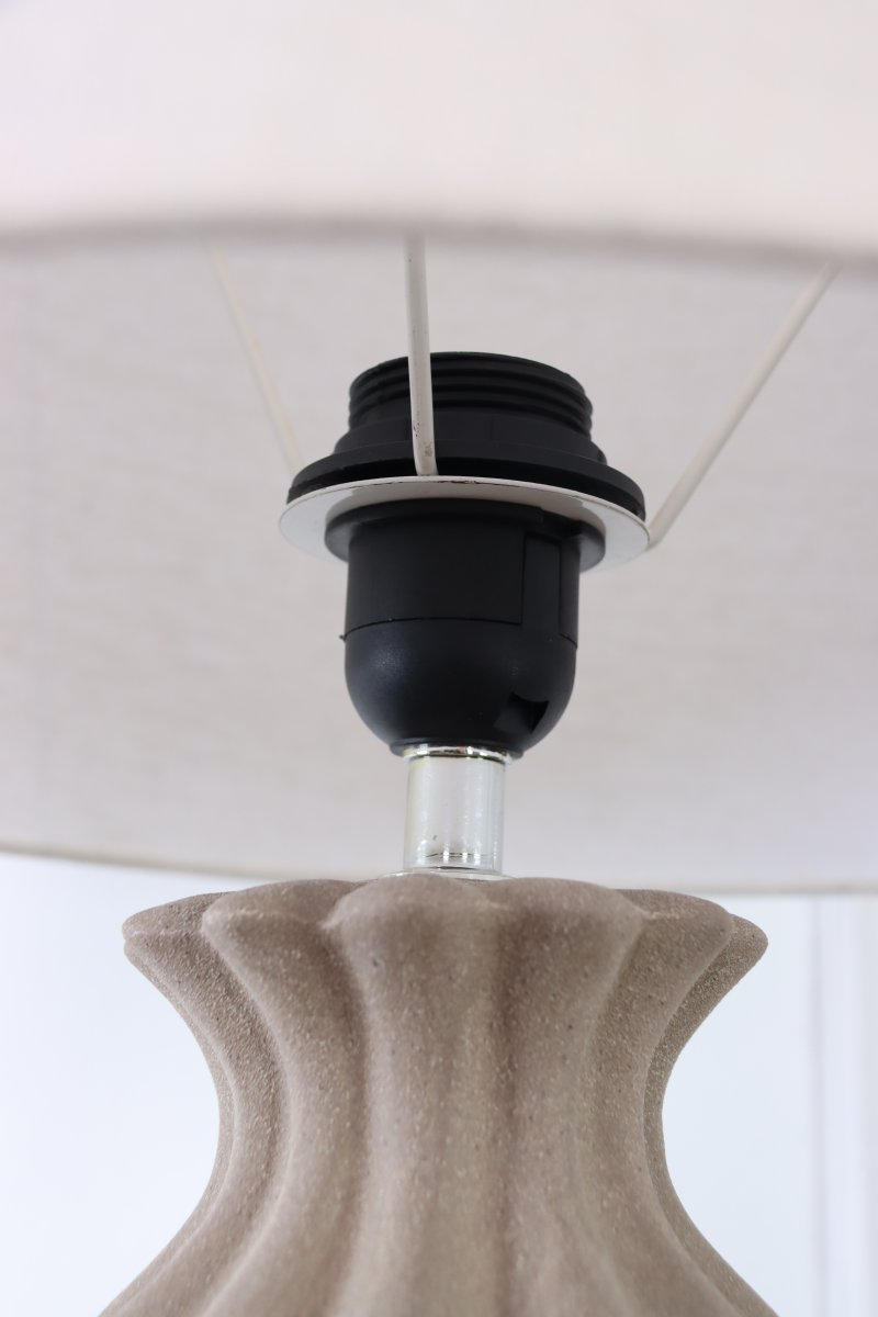 Amfora 67cm Arena lámpara de mesa De Lampan - Su base de cer&aacute;mica impresiona por su silueta de l&iacute;neas suaves y una superficie texturizada color arena que crea un aspecto natural y armonioso.