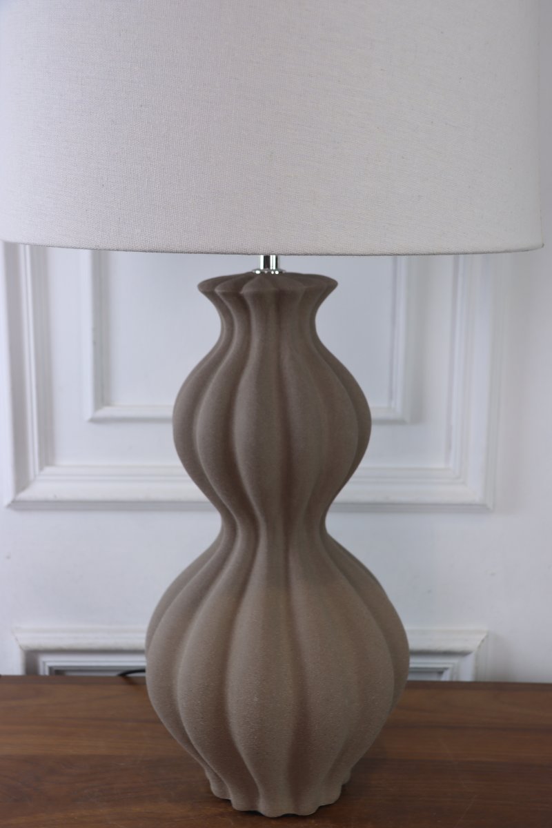 Amfora 67cm Arena lámpara de mesa De Lampan - Su base de cer&aacute;mica impresiona por su silueta de l&iacute;neas suaves y una superficie texturizada color arena que crea un aspecto natural y armonioso.
