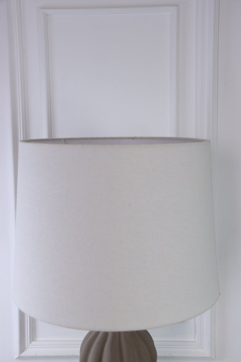 Amfora 67cm Arena lámpara de mesa De Lampan - Su base de cer&aacute;mica impresiona por su silueta de l&iacute;neas suaves y una superficie texturizada color arena que crea un aspecto natural y armonioso.
