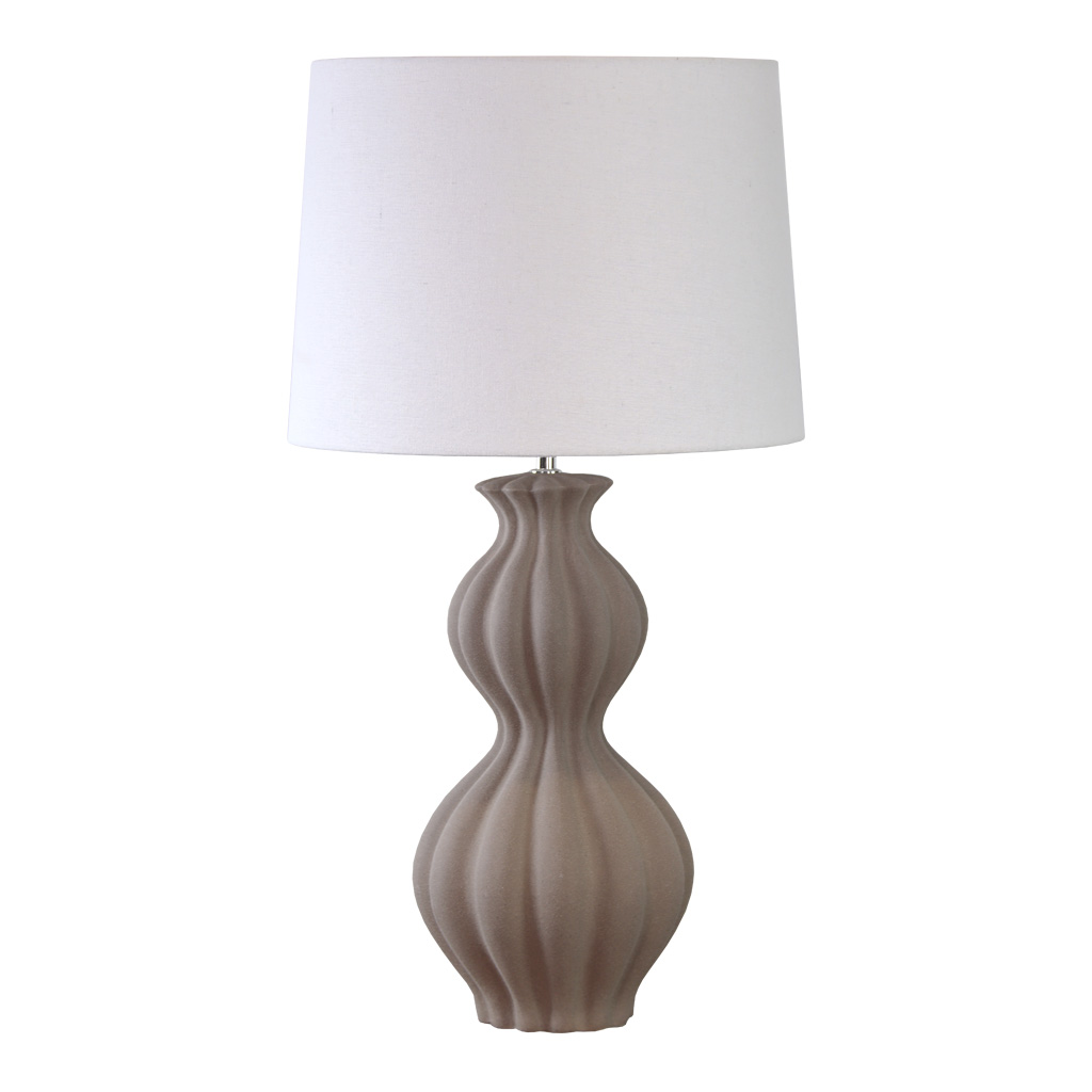 Amfora 67cm Arena lámpara de mesa De Lampan - Su base de cer&aacute;mica impresiona por su silueta de l&iacute;neas suaves y una superficie texturizada color arena que crea un aspecto natural y armonioso.