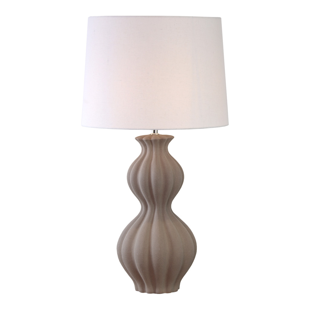 Amfora 67cm Arena lámpara de mesa De Lampan - Su base de cer&aacute;mica impresiona por su silueta de l&iacute;neas suaves y una superficie texturizada color arena que crea un aspecto natural y armonioso.