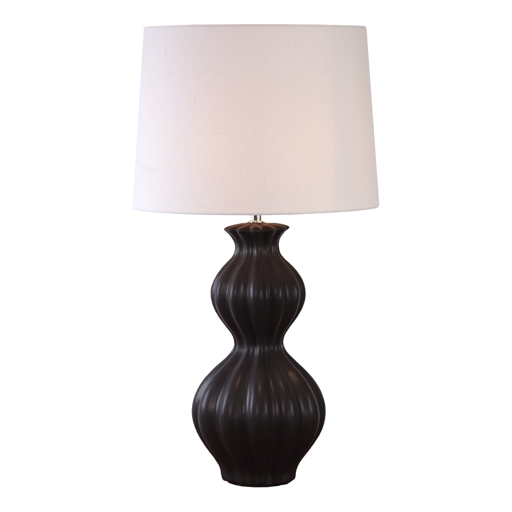 Amfora 67cm Negro lámpara de mesa De Lampan - Su base de cer&aacute;mica impresiona por su elegante silueta de l&iacute;neas suaves y una superficie lisa y negra, creando una atm&oacute;sfera armoniosa.