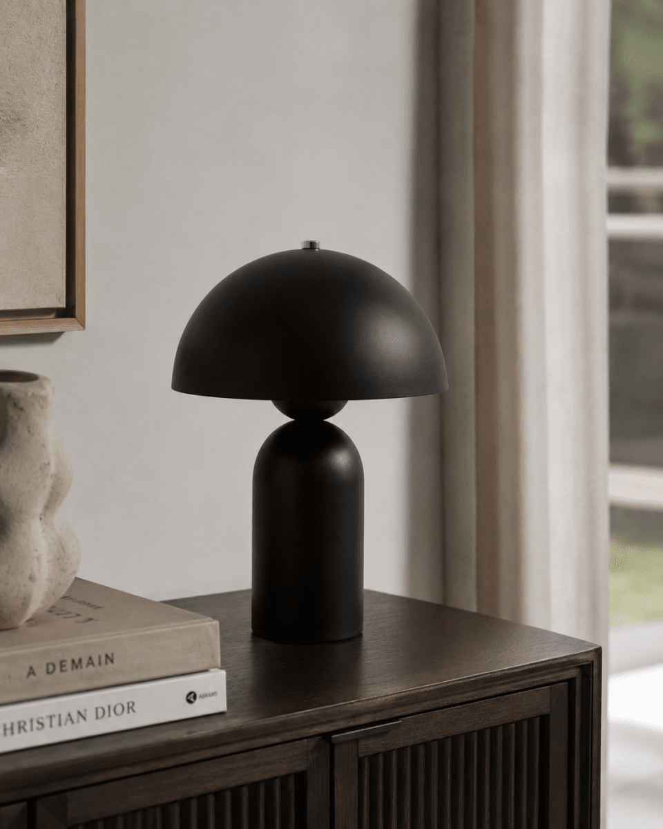 Capello 35cm Negro lámpara de mesa De Nordic Lighting - El detalle cromado decorativo en la parte superior le da un toque elegante y la convierte en un punto focal en dormitorios, salones y pasillos.