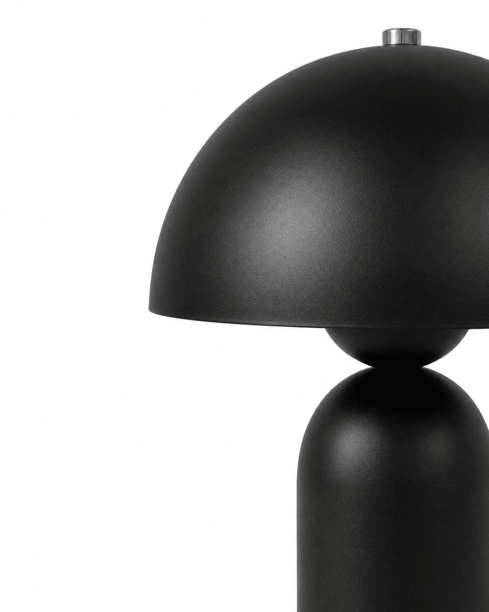 Capello 35cm Negro lámpara de mesa De Nordic Lighting - El detalle cromado decorativo en la parte superior le da un toque elegante y la convierte en un punto focal en dormitorios, salones y pasillos.