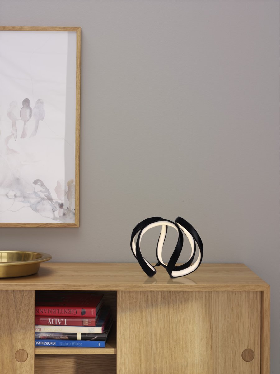 Wave 18cm Negro lámpara de mesa De Cottex - Wave bordslampa i metall och silikon &auml;r en modern och elegant belysningsl&ouml;sning som ger ditt rum en unik och stilfull k&auml;nsla.