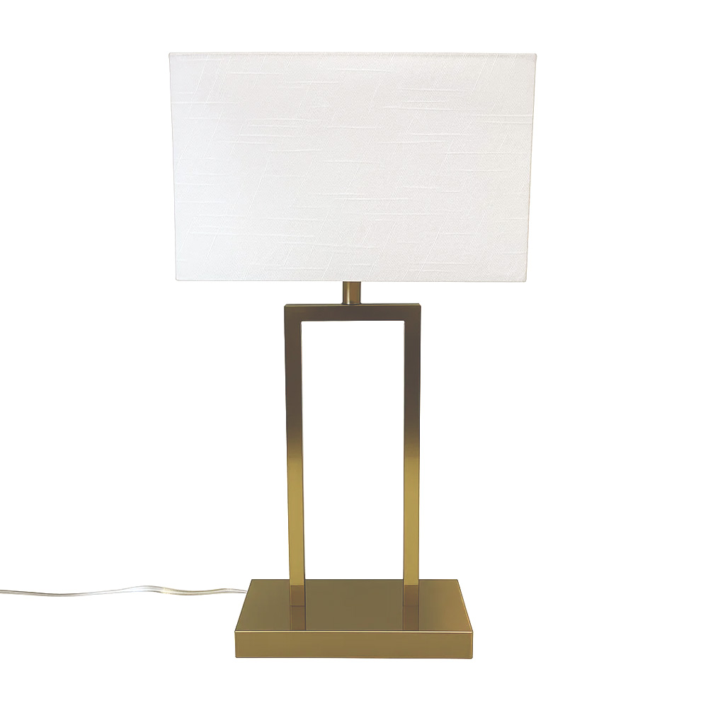 Gemma 52cm Latón lámpara de mesa De Nordic Lighting - Una elegante l&aacute;mpara de mesa de metal con un sofisticado acabado en lat&oacute;n que crea un ambiente c&aacute;lido y refinado.