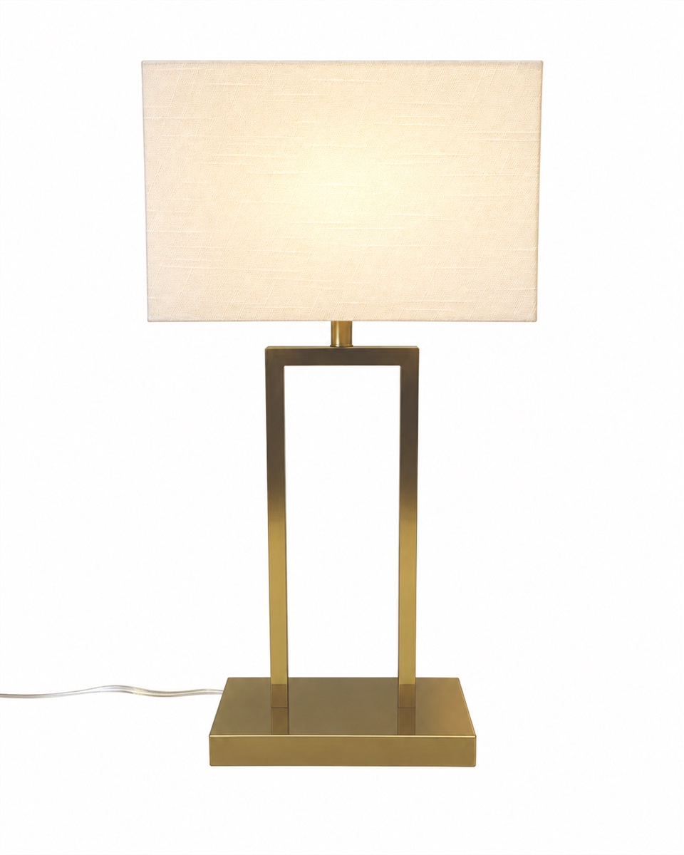 Gemma 52cm Latón lámpara de mesa De Nordic Lighting - Una elegante l&aacute;mpara de mesa de metal con un sofisticado acabado en lat&oacute;n que crea un ambiente c&aacute;lido y refinado.