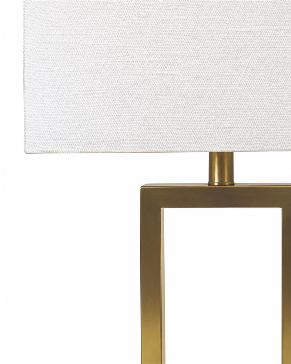 Gemma 52cm Latón lámpara de mesa De Nordic Lighting - Una elegante l&aacute;mpara de mesa de metal con un sofisticado acabado en lat&oacute;n que crea un ambiente c&aacute;lido y refinado.