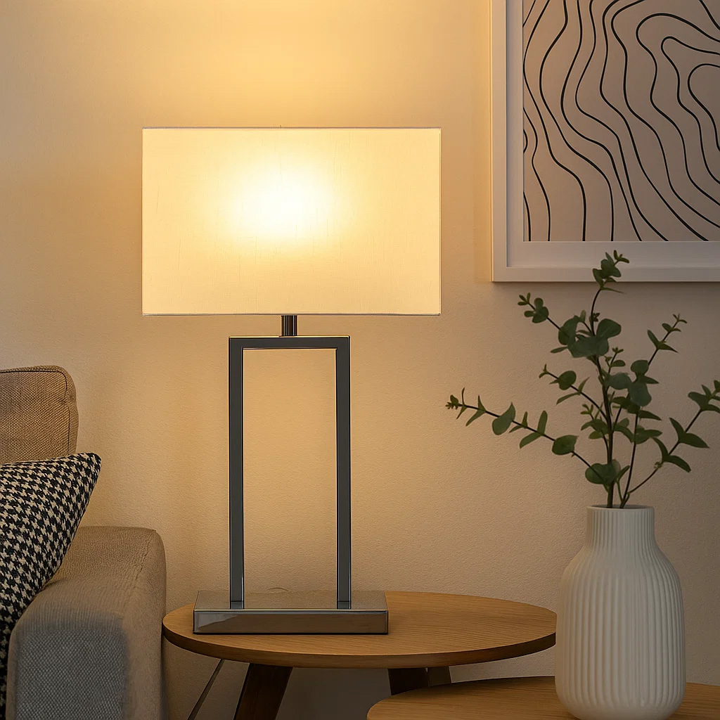 Gemma 52cm Cromo lámpara de mesa De Nordic Lighting - Una elegante l&aacute;mpara de mesa de metal con un sofisticado acabado cromado que irradia exclusividad.
