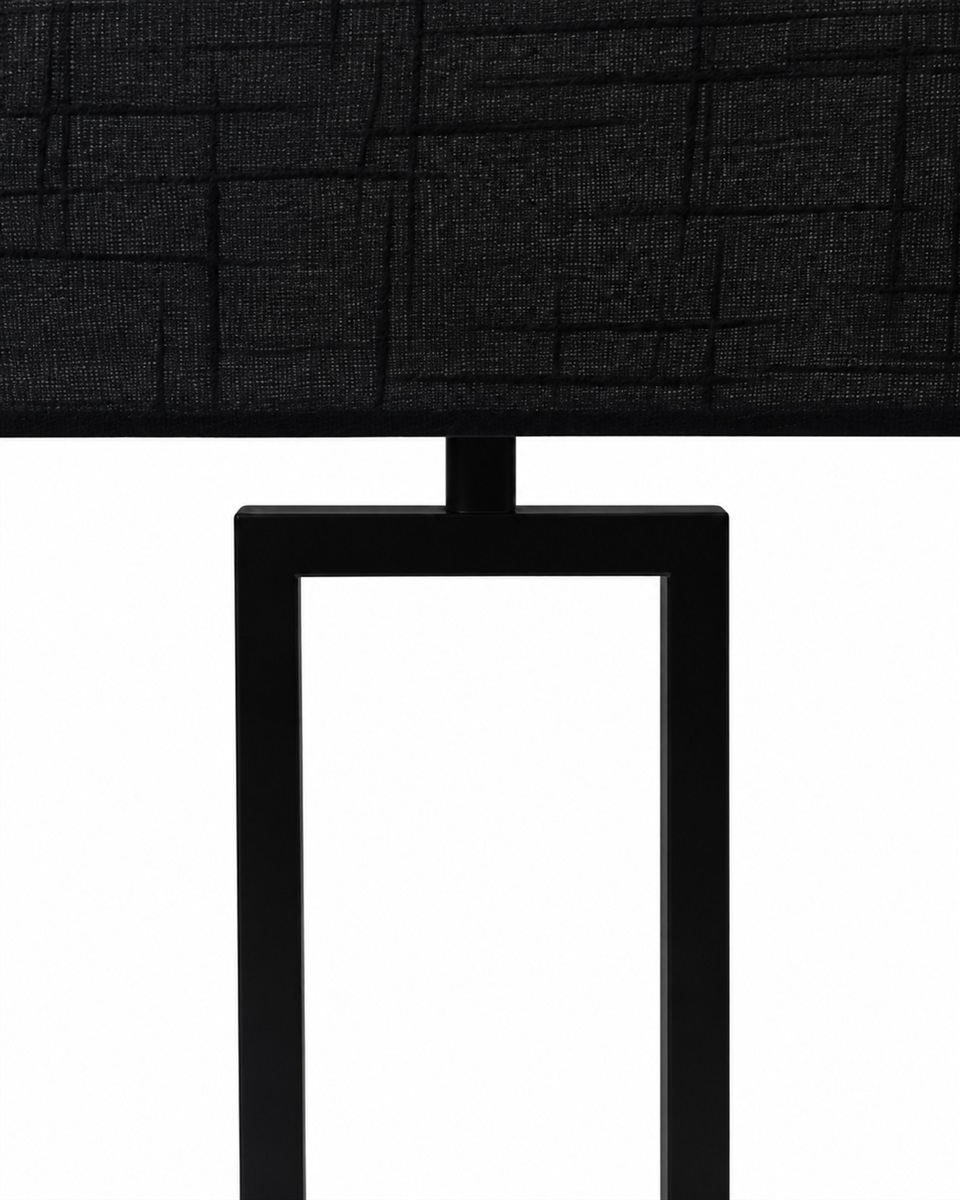 Gemma 52cm Negro lámpara de mesa De Nordic Lighting - Una elegante l&aacute;mpara de mesa met&aacute;lica con acabado negro, que irradia un estilo industrial y sofisticado.