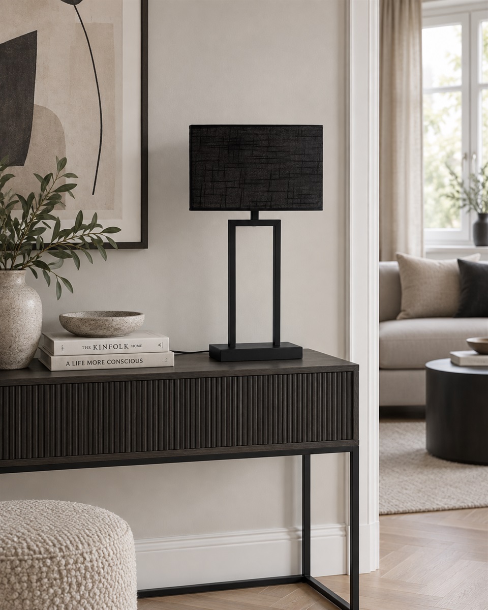 Gemma 52cm Negro lámpara de mesa De Nordic Lighting - Una elegante l&aacute;mpara de mesa met&aacute;lica con acabado negro, que irradia un estilo industrial y sofisticado.