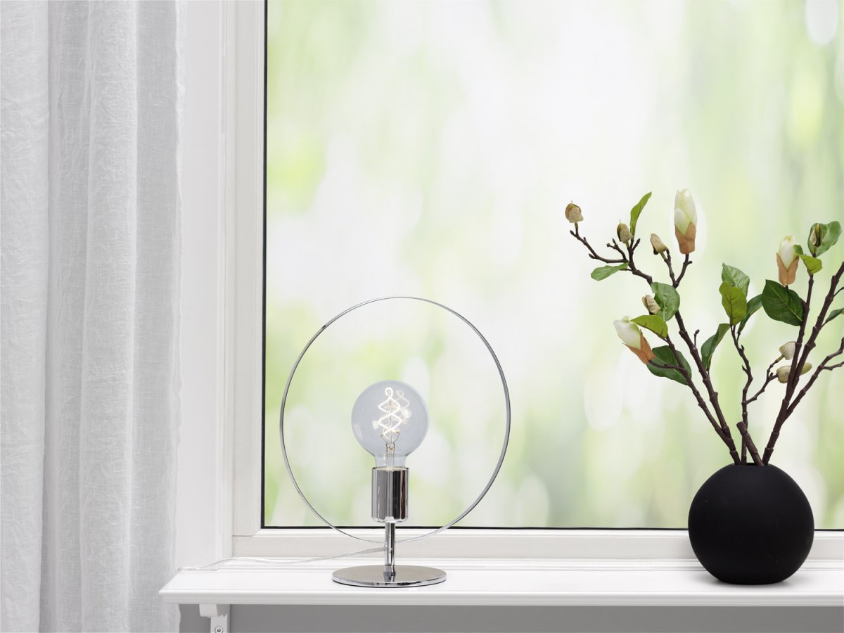 Spartan ringo 35cm Cromo lámpara de mesa De Cottex - La lámpara de mesa de metal Spartan Ringo es una lámpara moderna y minimalista que llama la atención por su elegante diseño circular.