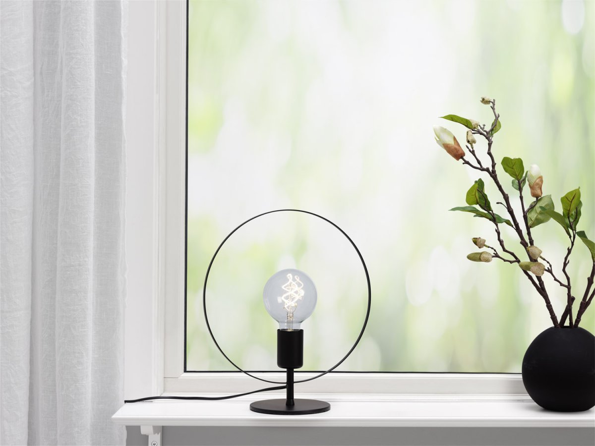 Spartan ringo 35cm Negro lámpara de mesa De Cottex - La lámpara de mesa de metal Spartan Ringo es una lámpara moderna y minimalista que llama la atención por su elegante diseño circular.