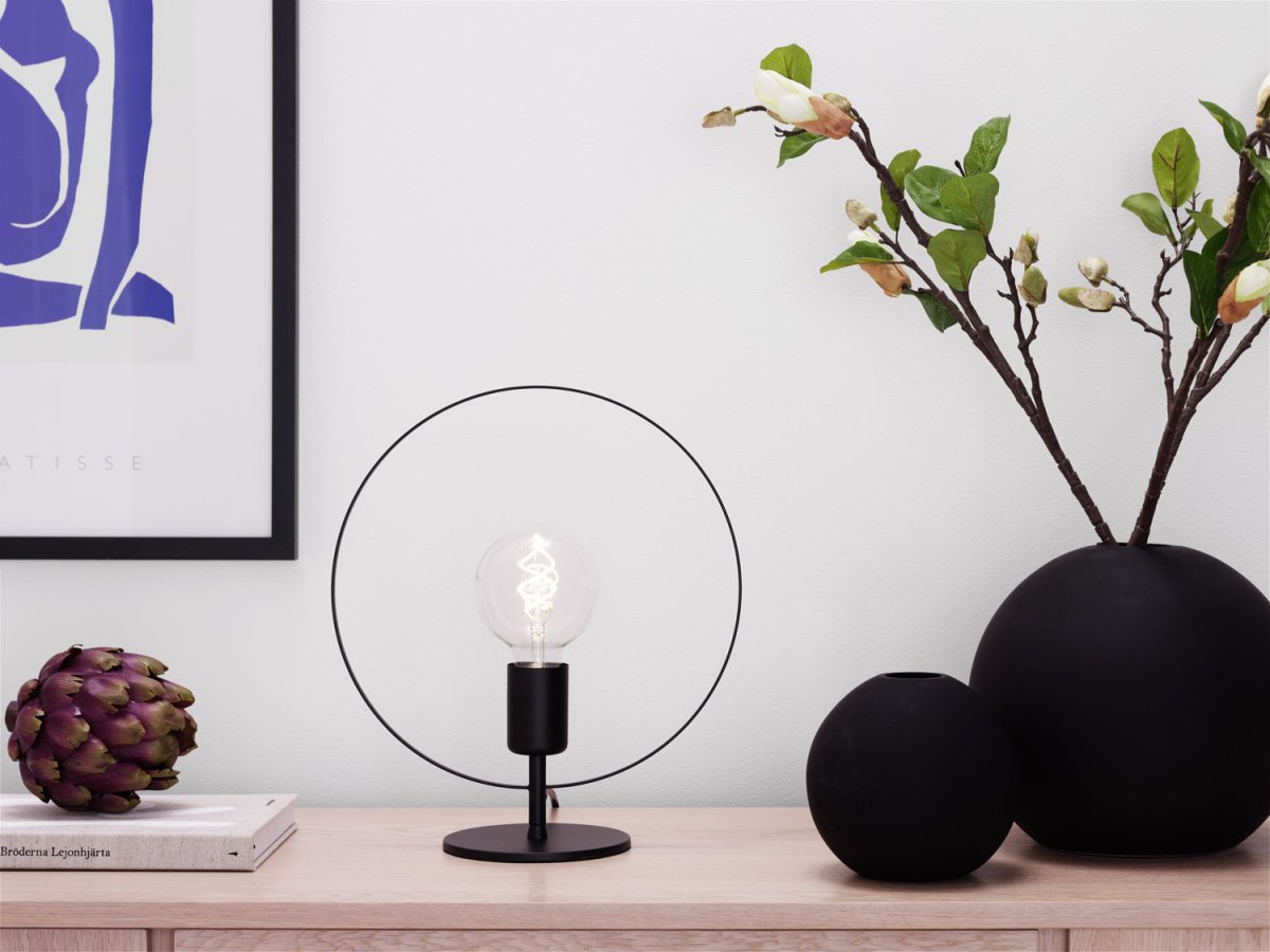 Spartan ringo 35cm Negro lámpara de mesa De Cottex - La lámpara de mesa de metal Spartan Ringo es una lámpara moderna y minimalista que llama la atención por su elegante diseño circular.