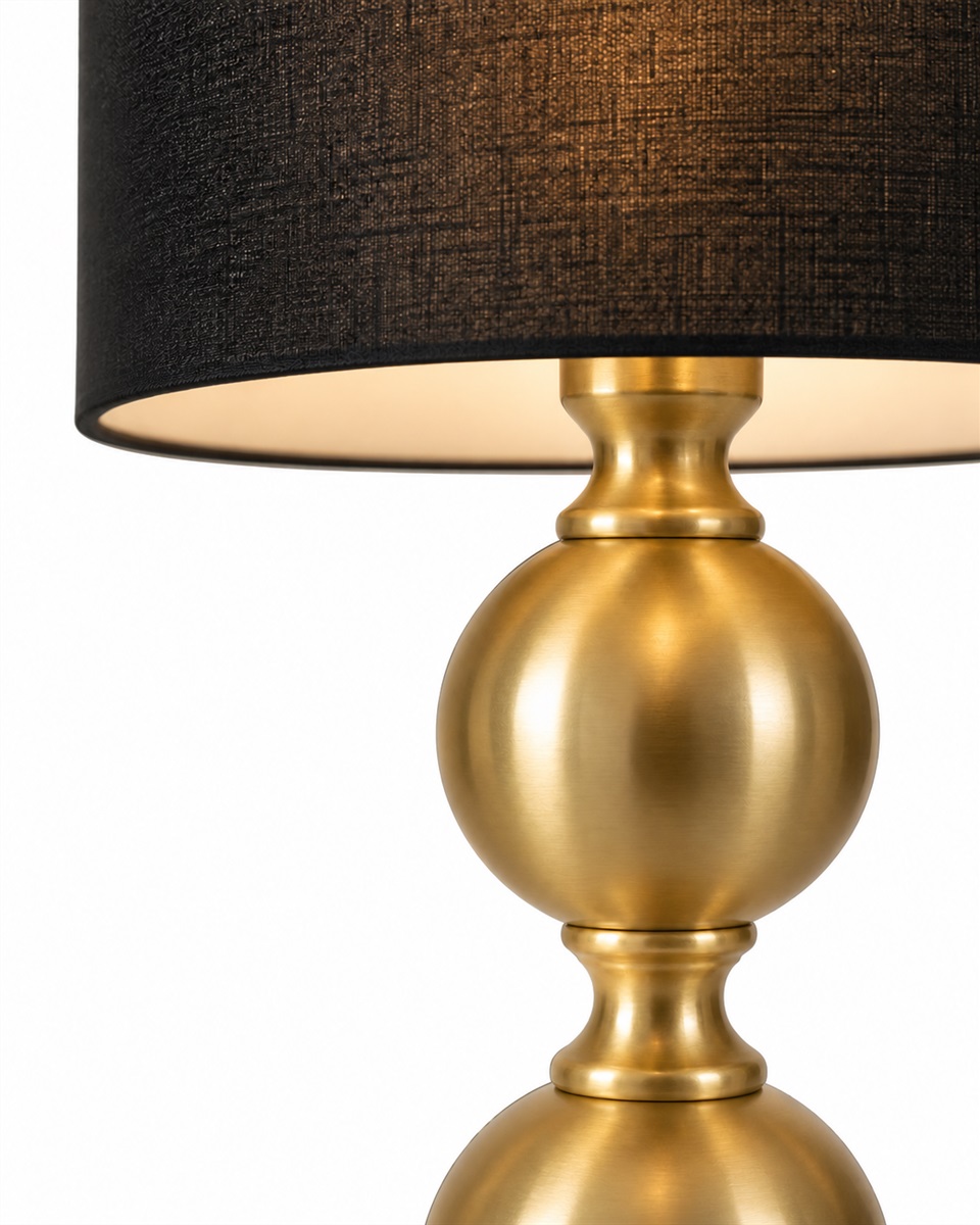 Circolo 48cm Latón/negro lámpara de mesa De Nordic Lighting - La l&aacute;mpara de mesa Circolo combina una base met&aacute;lica decorativa con un elegante acabado en lat&oacute;n y una cl&aacute;sica pantalla de lino negro.