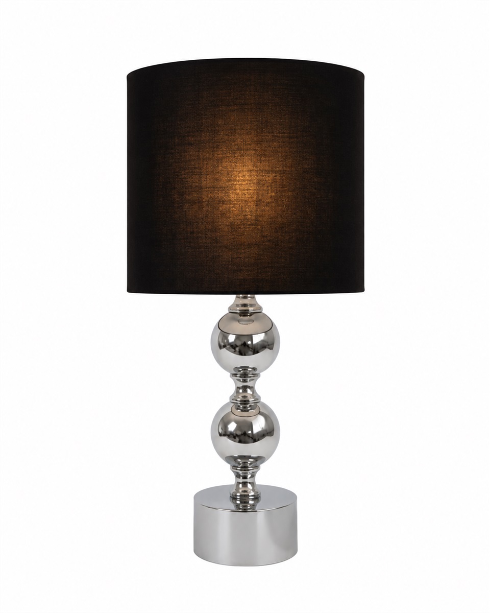 Circolo 48cm Cromo/negro lámpara de mesa De Nordic Lighting - La l&aacute;mpara de mesa Circolo combina una base met&aacute;lica decorativa con un elegante acabado cromado y una cl&aacute;sica pantalla de lino negro.