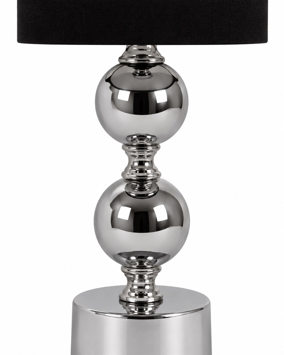 Circolo 48cm Cromo/negro lámpara de mesa De Nordic Lighting - La l&aacute;mpara de mesa Circolo combina una base met&aacute;lica decorativa con un elegante acabado cromado y una cl&aacute;sica pantalla de lino negro.