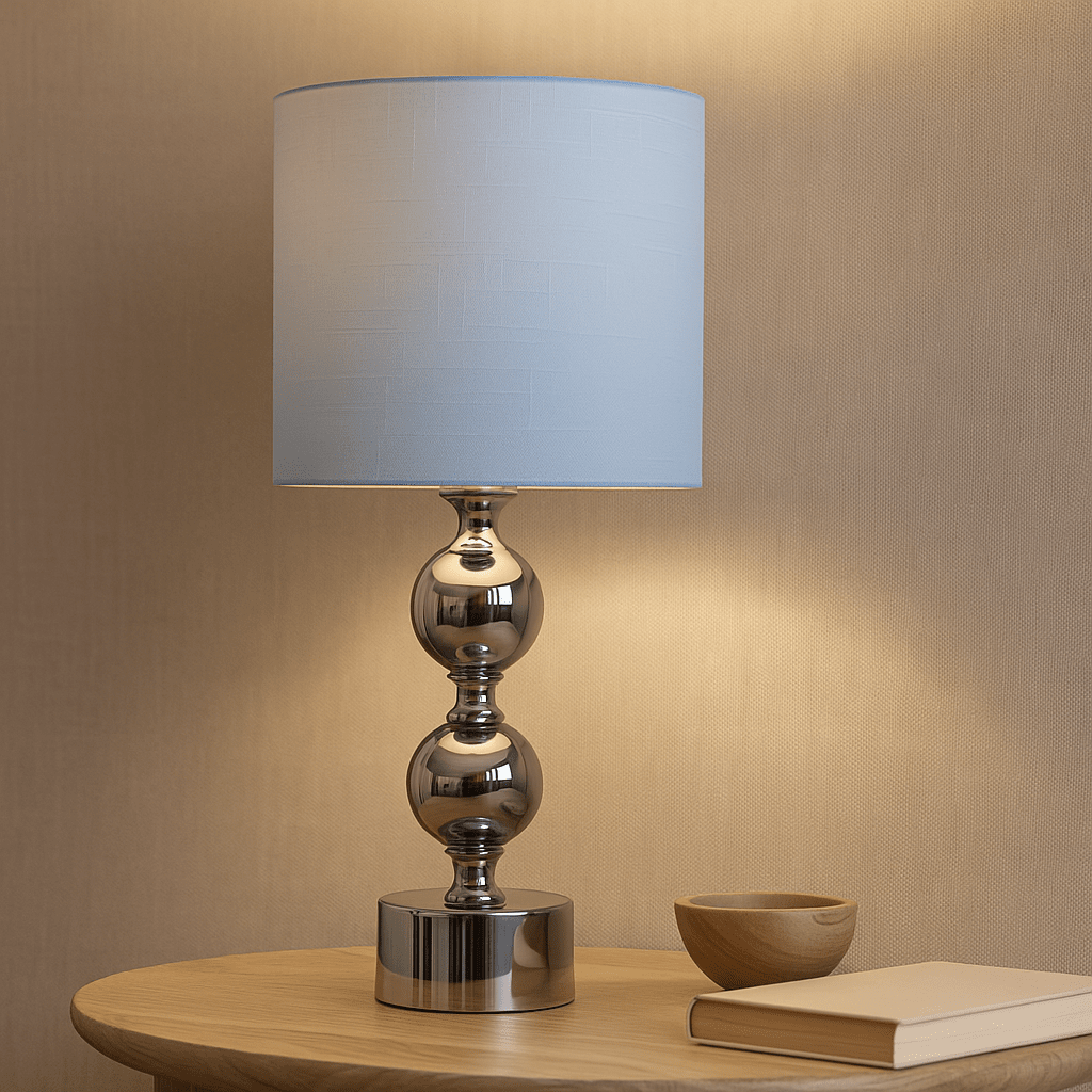 Circolo 48cm Cromo/blanco lámpara de mesa De Nordic Lighting - La l&aacute;mpara de mesa Circolo combina una base met&aacute;lica decorativa con un elegante acabado cromado y una cl&aacute;sica pantalla de lino blanco.