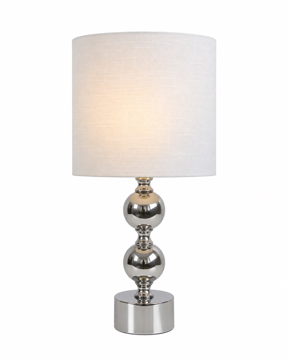 Circolo 48cm Cromo/blanco lámpara de mesa De Nordic Lighting - La l&aacute;mpara de mesa Circolo combina una base met&aacute;lica decorativa con un elegante acabado cromado y una cl&aacute;sica pantalla de lino blanco.