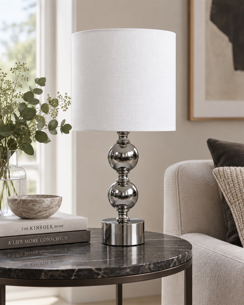 Circolo 48cm Cromo/blanco lámpara de mesa De Nordic Lighting - La l&aacute;mpara de mesa Circolo combina una base met&aacute;lica decorativa con un elegante acabado cromado y una cl&aacute;sica pantalla de lino blanco.