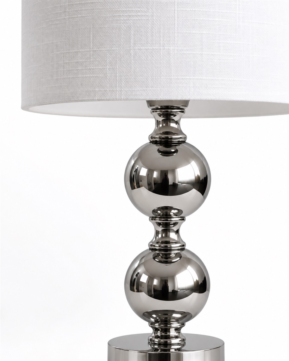 Circolo 48cm Cromo/blanco lámpara de mesa De Nordic Lighting - La l&aacute;mpara de mesa Circolo combina una base met&aacute;lica decorativa con un elegante acabado cromado y una cl&aacute;sica pantalla de lino blanco.
