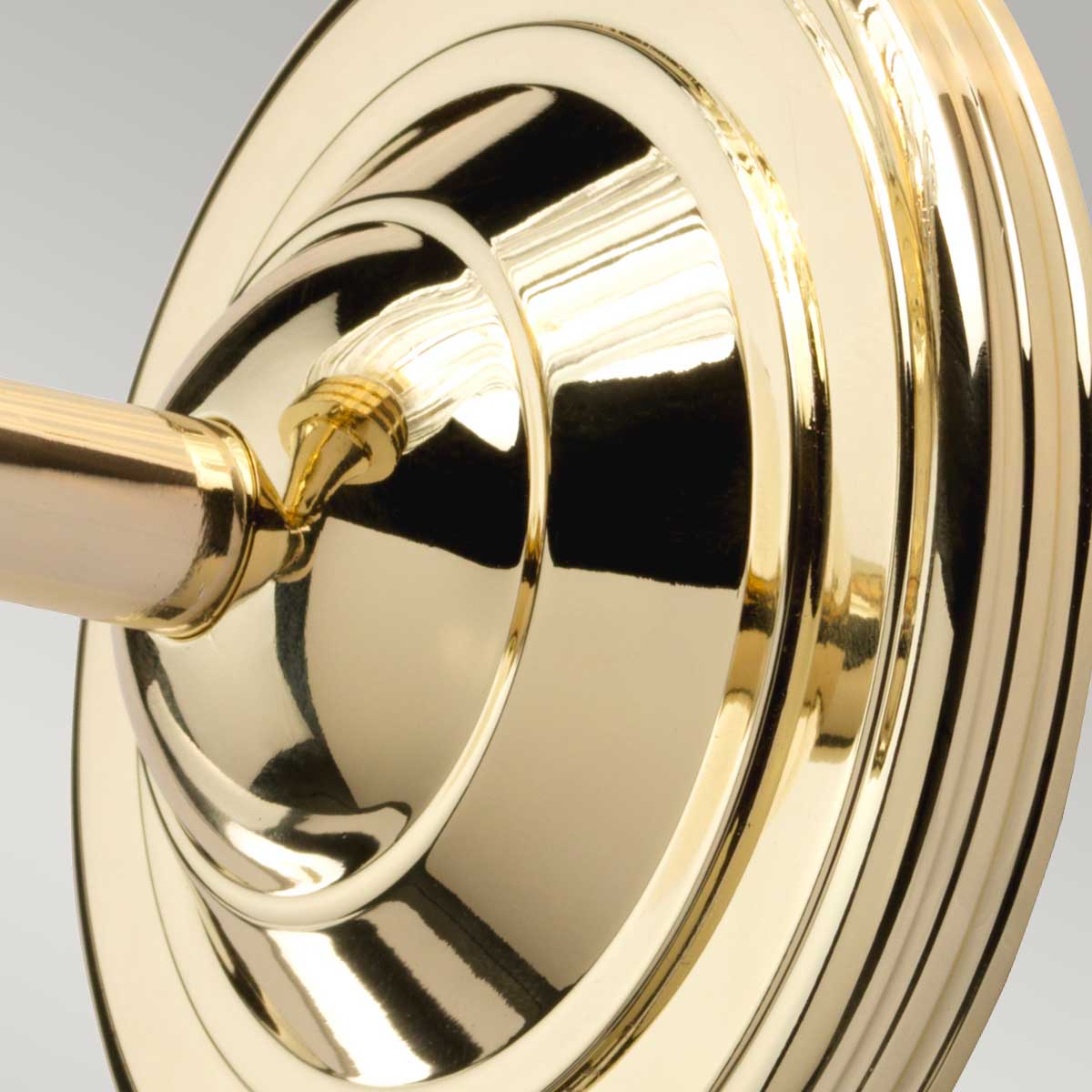 Austen Ø14 Latón pulido lámpara de baño De Elstead Lighting - La lámpara tiene un acabado de latón pulido y una elegante pantalla de cristal, lo que le da un aspecto atemporal.