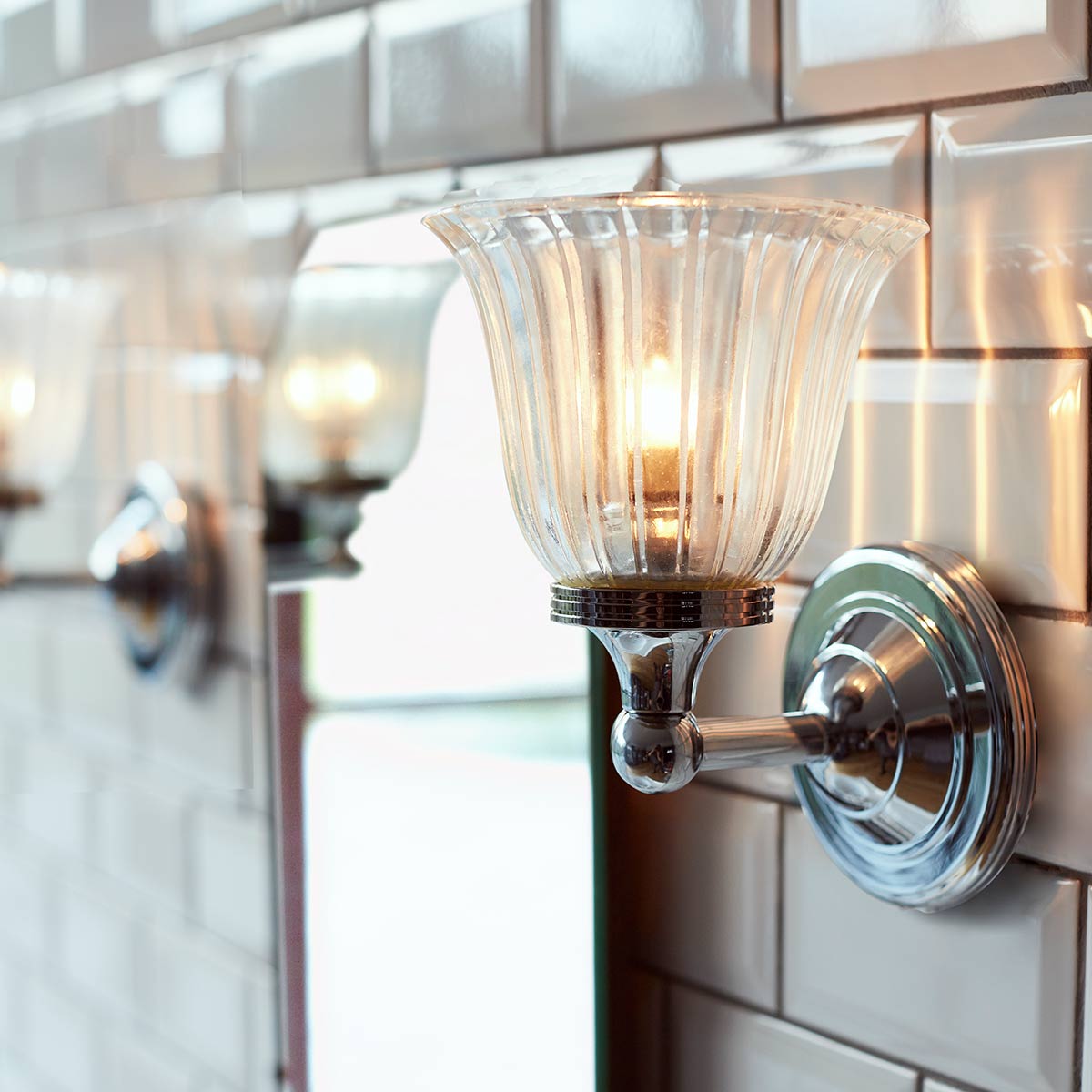 Austen Ø14 Cromo pulido lámpara de baño De Elstead Lighting - La l&aacute;mpara de pared Austen tiene un dise&ntilde;o cl&aacute;sico y est&aacute; fabricada con materiales de la m&aacute;s alta calidad, lo que garantiza una larga durabilidad.