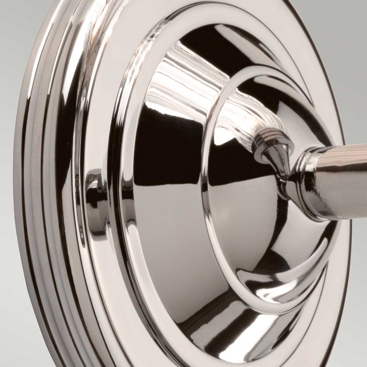 Austen Ø14 níquel pulido lámpara de baño De Elstead Lighting - La lámpara tiene un acabado de níquel pulido y una elegante pantalla de cristal que le da un aspecto atemporal.