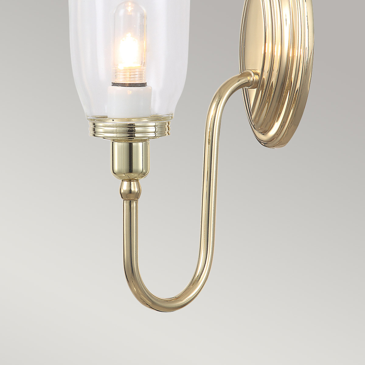 Blake 34cm Latón pulido lámpara de baño De Elstead Lighting - La lámpara está disponible en varios estilos y acabados de vidrio y se ofrece con superficies de cromo pulido, níquel pulido y latón pulido.