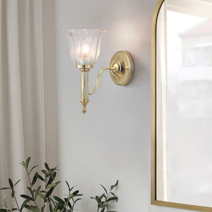 Carroll 14cm Latón pulido lámpara de baño De Elstead Lighting - La l&aacute;mpara de ba&ntilde;o Carroll impresiona por su dise&ntilde;o cl&aacute;sico y est&aacute; fabricada con los m&aacute;s altos est&aacute;ndares para garantizar muchos a&ntilde;os de uso confiable.