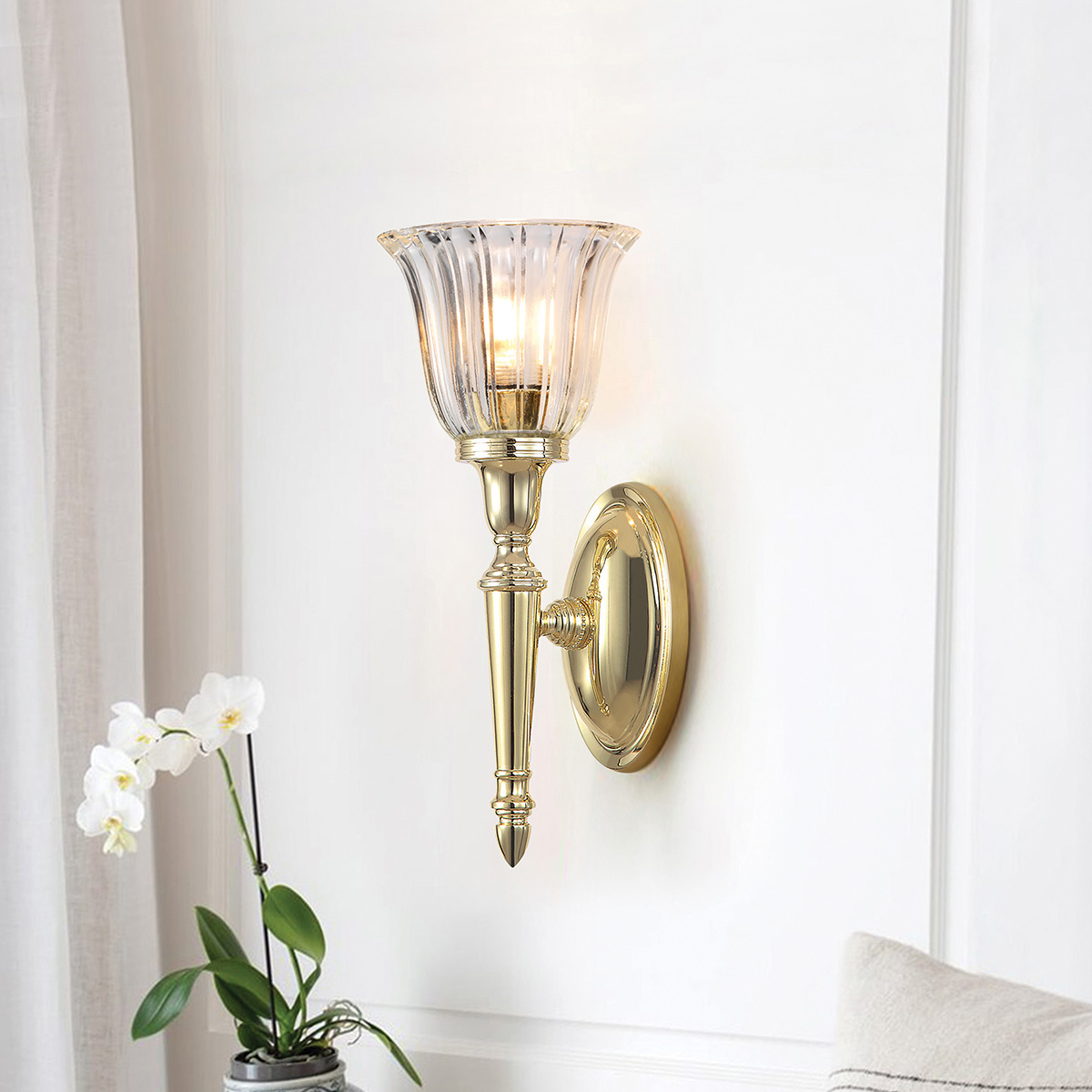 Dryden 33cm Latón pulido lámpara de baño De Elstead Lighting - La lámpara de pared Dryden es una lámpara clásica y elegante fabricada con materiales de latón de alta calidad que garantizan muchos años de uso confiable.