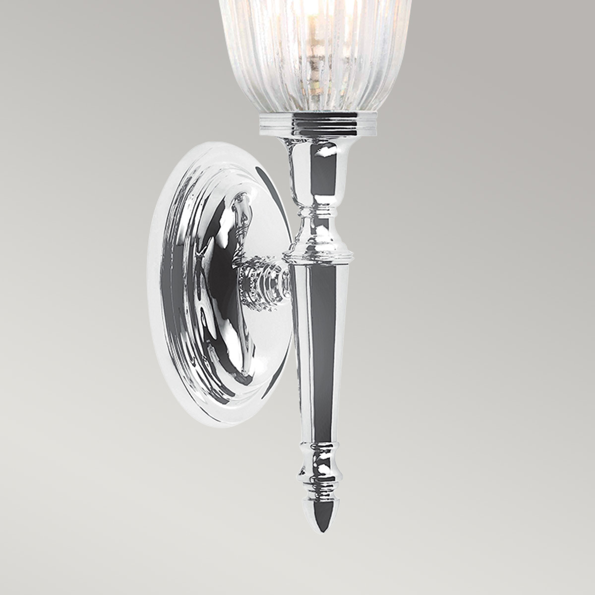 Dryden 33cm Cromo pulido lámpara de baño De Elstead Lighting - La lámpara de pared Dryden es una lámpara clásica y elegante fabricada con materiales de latón de alta calidad que garantizan muchos años de uso confiable.