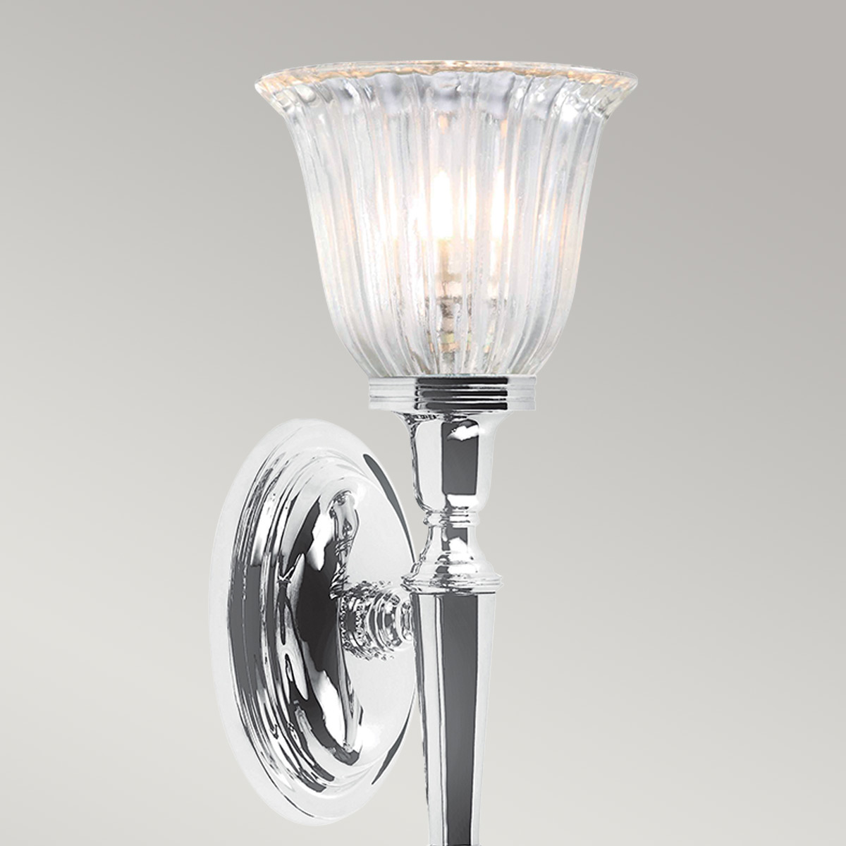 Dryden 33cm Cromo pulido lámpara de baño De Elstead Lighting - La lámpara de pared Dryden es una lámpara clásica y elegante fabricada con materiales de latón de alta calidad que garantizan muchos años de uso confiable.