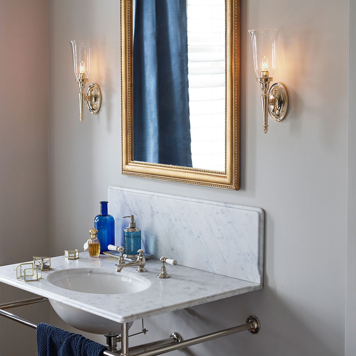 Dryden 40cm Latón pulido lámpara de baño De Elstead Lighting - La lámpara de pared Dryden es una lámpara clásica y elegante fabricada con materiales de latón de alta calidad que garantizan muchos años de uso confiable.