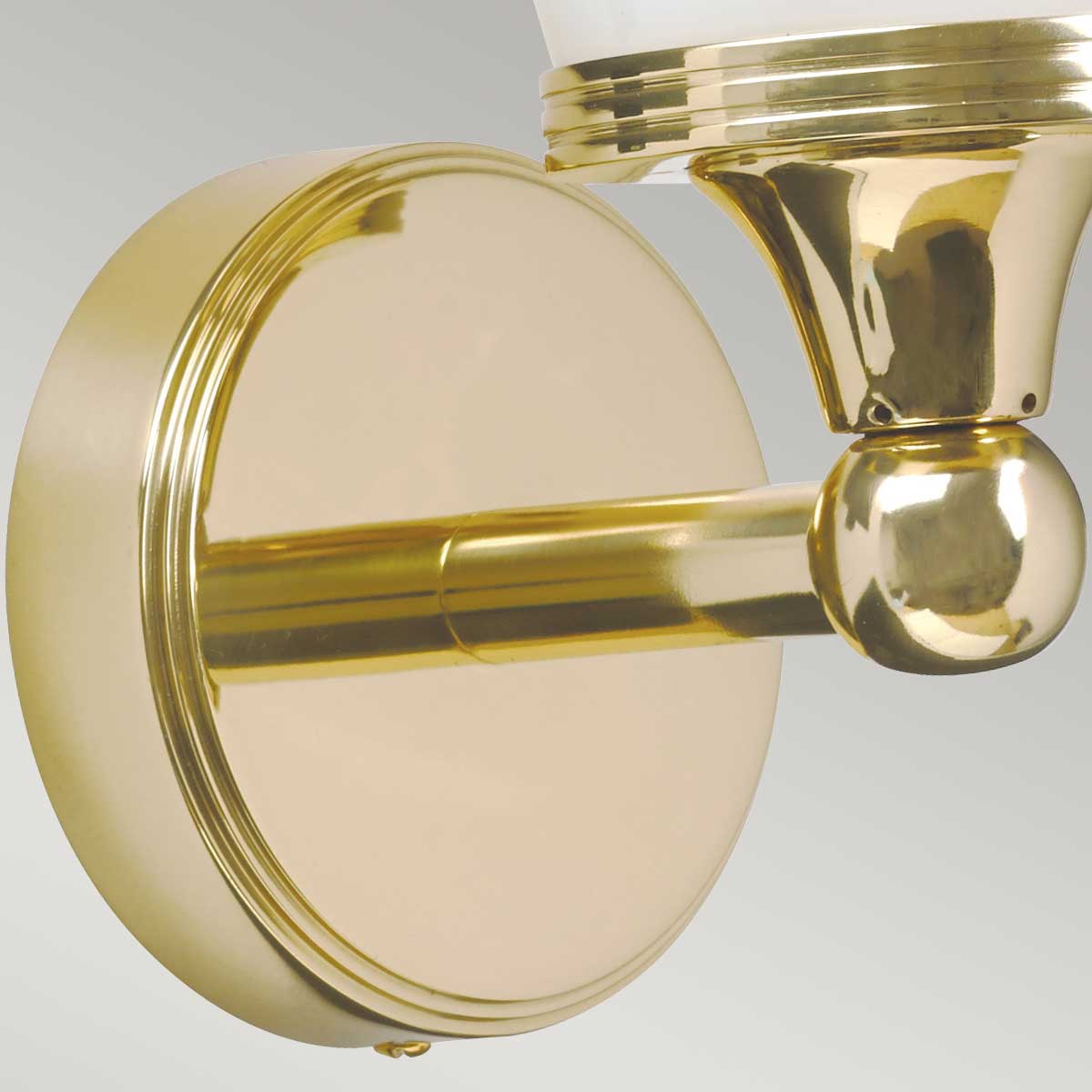 Eliot 28cm Latón pulido lámpara de baño De Elstead Lighting - Coloque una luz a la izquierda y otra a la derecha del espejo del baño para una iluminación óptima y una apariencia elegante.