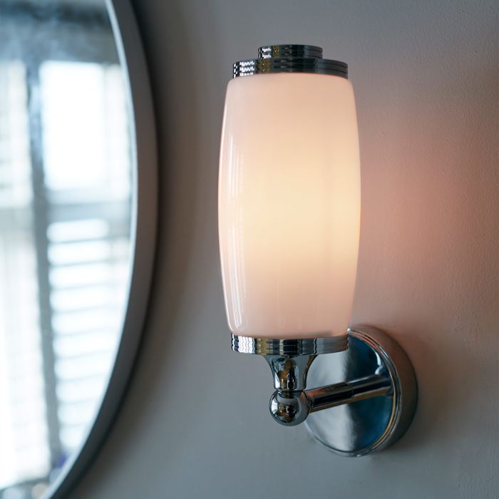 Eliot 28cm Cromo pulido lámpara de baño De Elstead Lighting - Coloque una luz a la izquierda y otra a la derecha del espejo del ba&ntilde;o para una iluminaci&oacute;n &oacute;ptima y una est&eacute;tica general elegante.