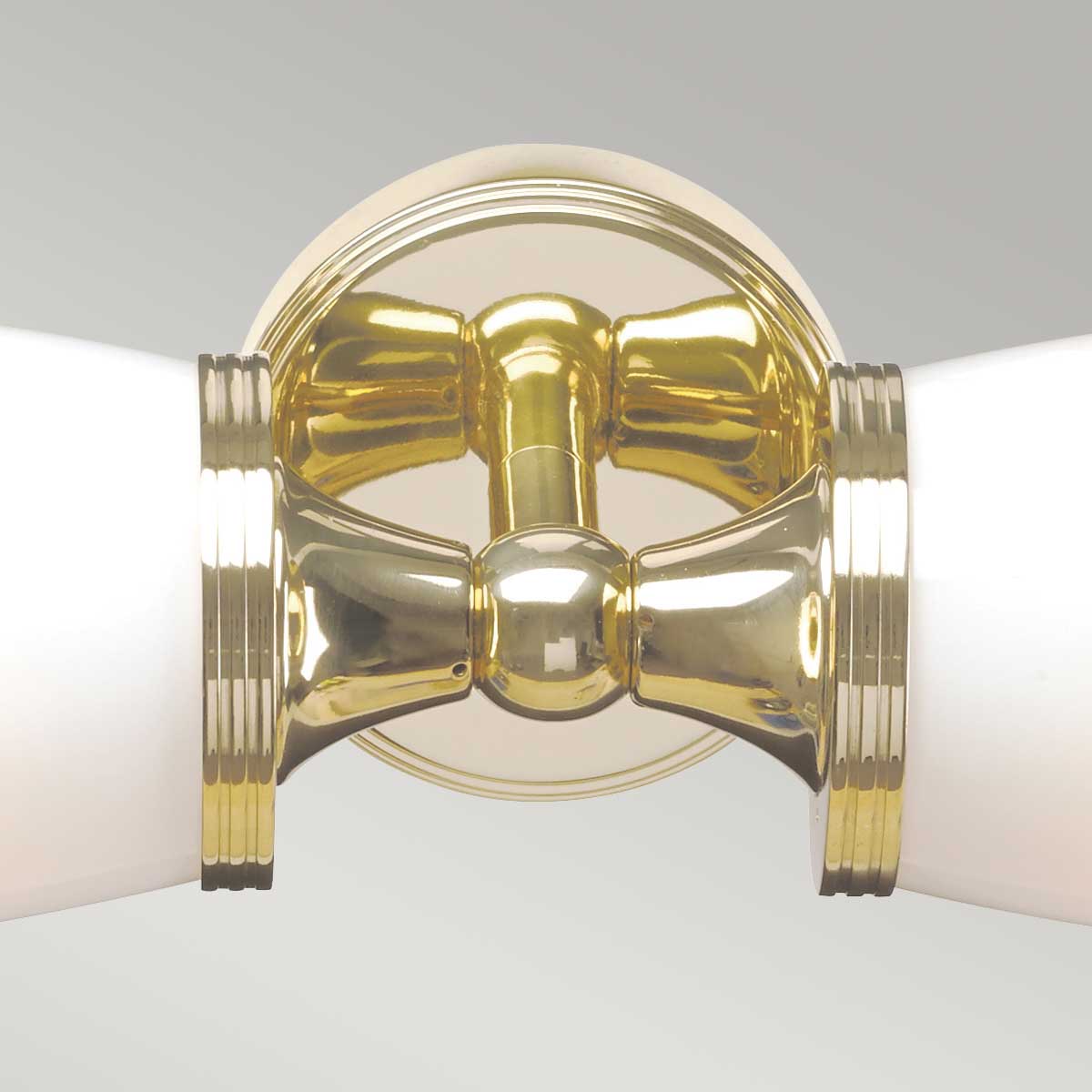 Eliot 47cm Latón pulido lámpara de baño De Elstead Lighting - Este aplique de baño de diseño clásico está fabricado con los más altos estándares de calidad y es especialmente duradero gracias a su robusta construcción de latón macizo.