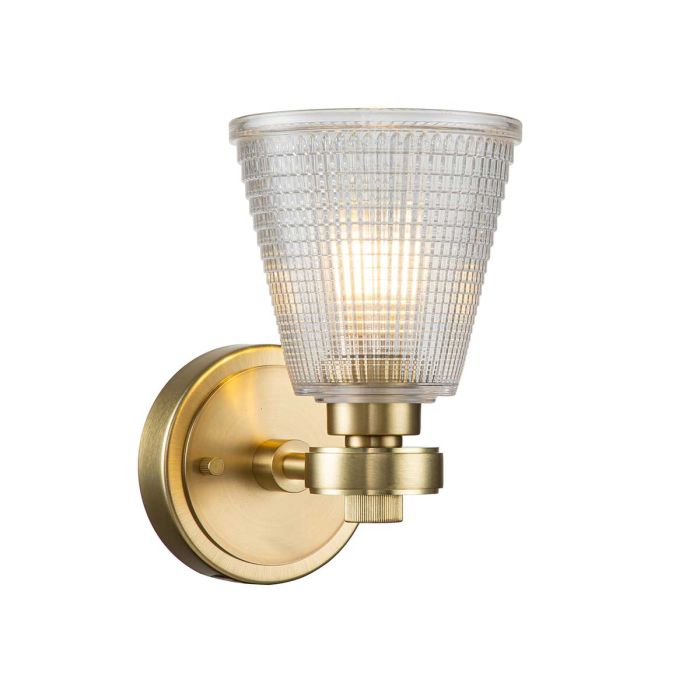 Gunnislake 13cm Latón cepillado lámpara de baño De Elstead Lighting - Fabricada en acero con acabado de lat&oacute;n cepillado, cuenta con una pantalla de vidrio transparente texturizado que proporciona una luz uniforme y sin deslumbramientos.